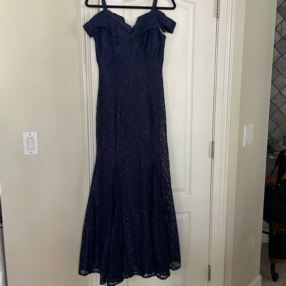 R & M Richard’s Full Length Blue Gown Size 8 Off Shoulder Lace Sweetheart Neck - Picture 11 of 11